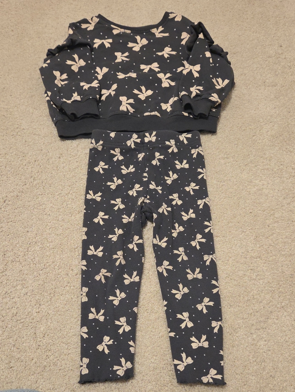 2T Legging And Sweatshirt Bows Print